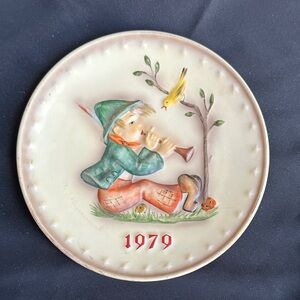 Hummel vintage EUC 1979 plate. Goebel W. Germany. Boy w/ horn & singing bird